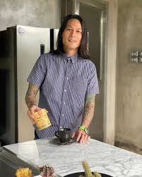 Penggermar acara masak di salah satu televisi swasta pasti sudah tak asing lagi. Biasa Klimis 9 Pesona Terbaru Chef Juna Dengan Rambut Panjang Sebahu