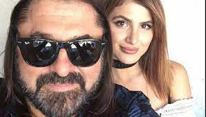 Gheorghe gheorghiu a mai fost la un pas de însurătoare și în 2013, când era împreună cu o tânără pe nume iulia, cu 25 de ani mai tânără decât el. Ce Face Fiica Lui Gheorghe Gheorghiu In Sua Ii Merge Extraordinar