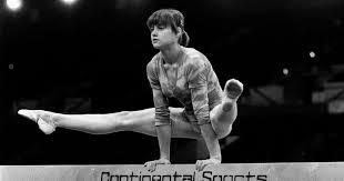 3 mai 1975: La vârsta de 13 ani și jumătate, 𝐍𝐚𝐝𝐢𝐚 𝐂𝐨𝐦𝐚̆𝐧𝐞𝐜𝐢 devine campioană absolută a Europei la gimnastică, precum și pe aparate ( sărituri, paralele și bârnă).