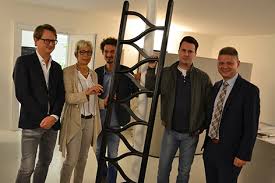 Clemens eisenberger is a director and actor, known for auer (2017), pantoffelkino (2013) and cine entertainment talk podcast (2015). Preisgekronte Pinzette Als Ausstellungshit Noe Orf At