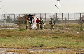 Por exceso de velocidad, vuelca pipa en la Peñón-Texcoco; chofer resulta herido