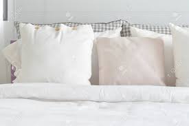 90.000 stichwörter und wendungen sowie 120.000 übersetzungen. Aus Weissen Kissen Auf Dem Bett Einstellung Mit Englisch Landhausstil Bettwasche Dekoration Lizenzfreie Fotos Bilder Und Stock Fotografie Image 59062708