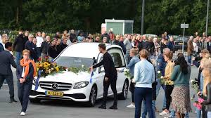 Lara van ruijven, a world champion short track speed skater from the netherlands, passed away friday following complications from an autoimmune disorder, according a branch of the dutch olympic committee and the dutch skating federation. Indrukwekkend Afscheid Van Van Ruijven Bij Thialf Schaatsen Nl