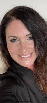 Jacqueline Renshaw's Instagram, Twitter & Facebook