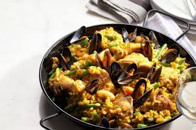 paella rezept mit venusmuscheln und safran super aromatisch in 4 schritte rezept paella rezept paella lebensmittel essen