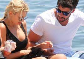 Αφού τελείωσε το λύκειο πέρασε στο πανεπιστήμιο και συγκεκριμένα στη φιλοσοφική σχολή αθηνών. Kwnstantina Spyropoyloy Giwrgos Kotsobos Xwrisan Deite Ti Dhlwse H Paroysiastria Lifestyle Thepressroom Gr