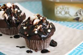 Cupcakes Chocolat Et Cœur Creme Glacee Carte D Or Facon Glacier Saveur Dame Blanche Recette Recette Cupcake Cupcakes Et Chocolat
