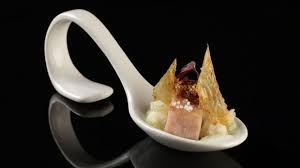 The Taste Iberico Schweinekinn Mit Kartoffelstampf Sauerrahm Und Karamellisiertem Kummel Rezept Lebensmittel Essen Fingerfood Party Sauerrahm