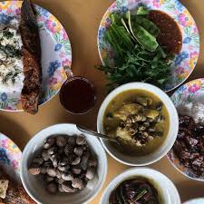 Antara makanan lain yang masyhur di selangor ialah tempe, lontong, mee bandung (terkenal di klang), sayur kulur (terkenal bagi masyarakat banjar), sate (terkenal di kajang), rojak. Top 15 Tempat Makan Best Di Klang Konsep Steamboat Seafood Western Melayu Ammboi