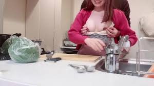 料理中の彼女の胸を後ろから揉みまくってウーマナイザーの吸うやつで乳首を攻めまくったら喘ぎ声がすごい 素人カップル日本人個人撮影