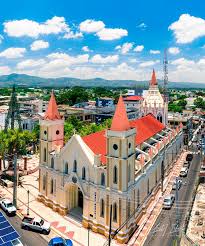 Una hermosa Iglesia en Moca. Alguno de ustedes Sabe el Nombre de esta  Iglesia?.