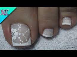 Manos haciendo reflexología del pie. Diseno De Unas Para Pies Flor Y Frances Principiantes Flowers Nail Art Nlc Youtube Unas Pies Decoracion Disenos De Unas Pies Unas De Gel Para Pies