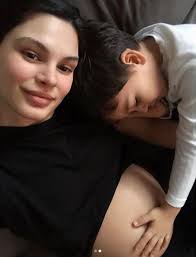 Tvora #diteere #almedaabazi #tolgahan #ekskluzive aktorja dhe modelja e njohur, almeda abazi, e cila ja ka arritur të ngjitet në. Nje Yll I Vertete Keshtu Duket Almeda Abazi 6 Muajshe Shtatzene Showbizz