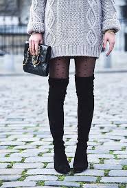 Pull En Maille Collants Plumetis Et Cuissardes Noires Parfois Le Moins Est Le Mieux Mode Hivernale Mode Cuissardes Look