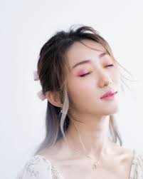 這個@veryhayli 好看嗎？🌸 （往右掃看before & after ➡️➡️➡️  謝謝你借我臉龐隨意化好玩！真的很久很久沒有化妝了幸好還算是寶刀未老吧🤣 （好彩還沒有手震👋🏻 有誰想試試我的makeover?🤪  我把化妝和造型details都放到blog裡面