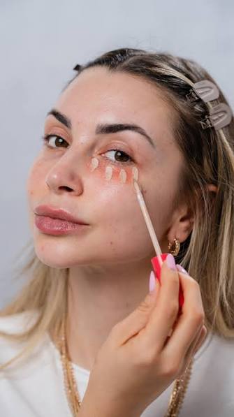 corretivo salmão/laranja é o truque que ninguém te conta, e que faz TODA a  diferença na hora de cobrir as olheiras! 😮‍💨🍊, já salva pra testar na  próxima make e me fala o que achou!, #makeup #maquiagem ...