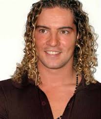 David Bisbal Grooving Those Curls To The Sound Of Latin Music Haircuts For Curly Hair Curly Hair Styles Tight Curly Hair