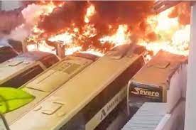 De acordo com os bombeiros, o incêndio pode ter sido provocado em um botijão de gás. Video Incendio Na Garagem Da Severo Turismo Destroi Dez Onibus Em Bh Revista Do Onibus
