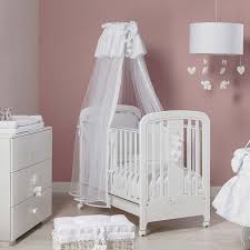 Weisses Babybett Mit Himmel Und Rollen Rosa Zimmer Mit Holzmobeln Ideen Fur Madchenzimmer Babybetten Babybett Wickeltisch Kommode