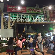 Terdapat 10 food truck yang akan beroperasi diiringi dengan persembahan santai buskers. Foto Di Melaka Food Truck Park Melaka Mall 3 Tips Dari 1014 Pengunjung