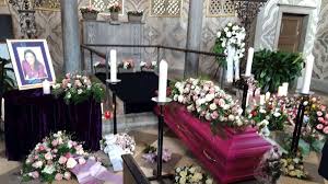 Denn während das wort beerdigung lediglich ausdrückt, dass verstorbene beigesetzt werden, also in ihr grab hinabgelassen werden, umfasst der begriff bestattung viel mehr. Beliebte Deutsche Tv Moderatorin Unerwartet 54 Verstorben Sehr Ungewohnliche Details Von Beisetzung Stars