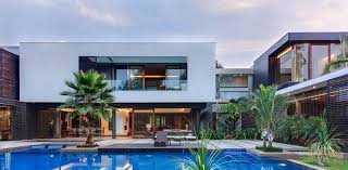 This Home Was Designed To Wrap Around The Swimming Pool House Contemporary House Modern House Exterior