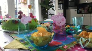 Peppa explores the world, often making mistakes, but at the end of every episode she comes to some valuable conclusion about family, friends, and behavior. Mama Dagboek 92 Peppa Pig En George Themafeest Voor Onze 2 Jarige Peuter Roelove Inspireert Grafisch Ontwerp En Persoonlijke Blog