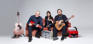 Ο νίκος πορτοκάλογλου μίλησε για τον φίλο και σύντροφό του στις συναυλίες του φέτος, λαυρέντη μαχαιρίτσα, που πέθανε χθες βυθίζοντας σε θλίψη τον καλλιτεχνικό Layrenths Maxairitsas Nikos Portokalogloy Gia Prwth Fora Mazi