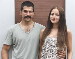 Fahriye evcen ilk sinema deneyimini 11 nisan 2008 tarihinde yayınlanan cennet filminde başrol oyuncusu olarak yaşadı, aynı sene aşk tutulması filminde başrol oynadı. Fahriye Evcen With Burak Ozcivit S Family Turkish Celebrity News