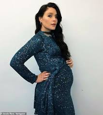 Jessie ware and husband sam burrows are parents again! Die Schwangere Jessie Ware Zeigt Ihren Babybauch In Einem Glitzernden Jadekleid Aktuelle Boulevard Nachrichten Und Fotogalerien Zu Stars Sternchen