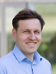 Cutting Better with Quantum Computing