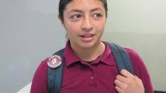 Çok geçmeden akeelah, ulusal i̇mla yarışması'na katılmaktaki cesareti ve kararlılığıyla farkında olmadan mahalleyi bir araya getirir. Akahleea And The Bee John C Fremont High School