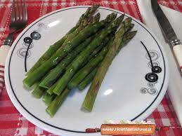 Portare ad ebollizione 1 litro d'acqua e adagiate gli asparagi nel cestello della vaporiera. Ricetta Asparagi Al Microonde Cotti Al Vapore
