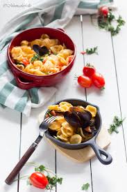 Innanzitutto spazzolare e pulire le conchiglie delle cozze aiutandosi con una spazzola oppure sfregandole tra loro. Pasta Con Cozze Surgelate E Pomodorini Fregosi Lisa Mumcakefrelis
