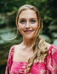 Elisa Roth's Instagram, Twitter & Facebook