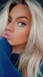 Ashley Hopping's Instagram, Twitter & Facebook