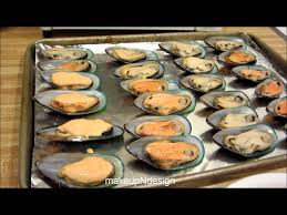 Japanese Baked Mussels With Dynamite Sauce Panko Crumbs Mix 1 2 C Of Japanese Kewpie Mayor Or Regular Mayo S Baked Mussels Mussels Recipe Seafood Dishes