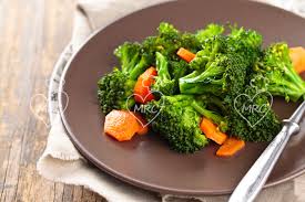 El brócoli posee una forma y color muy atractivos, y un sabor tan sabroso como atrapante. Brocoli Y Zanahorias Al Vapor Varoma Cocinar Con Robot