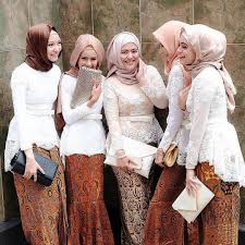 Model kebaya brokat modern dengan lengan pendek & panjang yang populer disemua kalangan. 17 Setelan Kondangan Perempuan Perpaduan Tradisional Namun Tampak Modern Dans Media