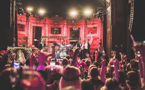 Lazer wygrywa dziś cuda zajebiście się czuję w tym gronie może wreszcie wystrzeli barometr ludzie to nie wszystko skończone dajcie red lips'om się ponieść ta historia opowiada, że czasem warto. Red Rose Cabaret Zurich