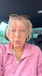 Painting some weird cute flowers 🌹