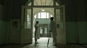 An ambitious young executive is sent to retrieve his company's ceo from an idyllic but mysterious wellness center at a remote location in the swiss alps, but soon suspects that the spa's treatments are not what they seem. A Cure For Wellness Auftrag Mit Gruselfaktor Fur Babelsberger Kulissenbauer Potsdam Startseite