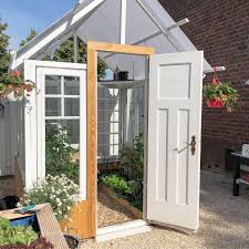 Wenn sie beim hausbau den einen oder anderen euro sparen wollen, werfen sie doch einen blick auf unsere aktionshäuser oder unsere aktuellen aktionen. Greenhouse Ein Diy Gewachshaus Aus Alten Fenstern Fraulein Emmama