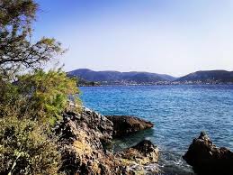 Ανάμεσα στο κιθαιρώνα και στο όρος πατέρας, βρίσκεται ο κόλπος του πόρτο γερμενού, όπου και η ομώνυμη παραλία. Kontines Boyties Entos Attikhs Oi Kalyteres Paralies