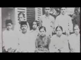 Mahathir bin haji mohamad telah dilahirkan pada 20 disember 1925 di lorong kilang ais seberang perak, alor setar kedah. Tun Dr Mahathir Mohamad Biography Youtube