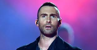 Levine, a los angeles native, was once rumored to be romancing singer jessica simpson. A Adam Levine Lo Siguen Troleando Por Su Presentacion En Vina 2020