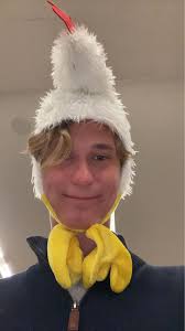 Dags att presentera vår nästa fadder!!🐐🕺 Denna stiliga man/pojke heter  Fabian Fallenius. Kallas stundtals för Fabbe eller Falle. 20 (21 på söndag)  år gammal från Stockholm.💃🏆 Om ni har ett riktigt trist