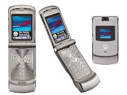 The hinge on the motorola razr v3 was beautifully designed and was another aspect of the device that made it superior to other handsets. Retro Phones Kommt Das Motorola Razr Zuruck Notebookcheck Com News