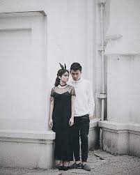 Maybe you would like to learn more about one of these? 13 Ide Foto Prewed Dengan Gaun Yang Paling Berkesan Terlihat Glamour