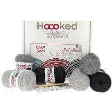 Selbst die pralle mittagssonne kann ihm nicht das geringste anhaben. Textilgarnshop De Hoooked Pouf Ribbon Xl